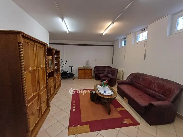 Eladó ház Budapest XVI. kerület, Árpádföld 460 nm