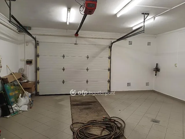 Eladó ház Budapest XVI. kerület, Árpádföld 460 nm