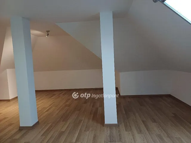Eladó ház Budapest XVI. kerület, Árpádföld 460 nm