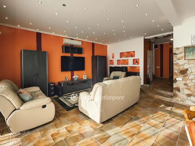 Eladó ház Csomád 162 nm