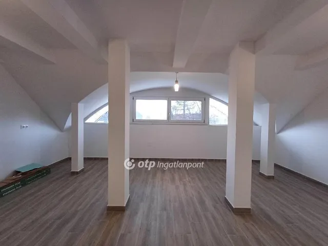 Eladó ház Budapest XVI. kerület, Árpádföld 460 nm