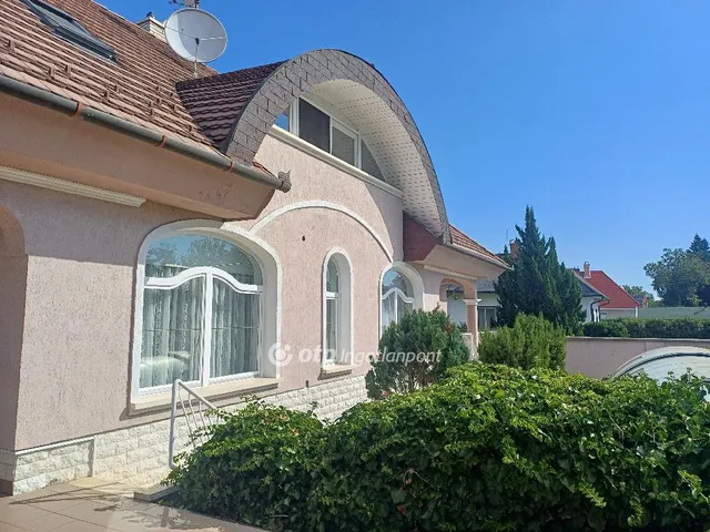 Eladó ház Budapest XVI. kerület, Árpádföld 460 nm