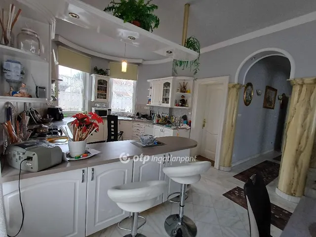 Eladó ház Budapest XVI. kerület, Árpádföld 460 nm