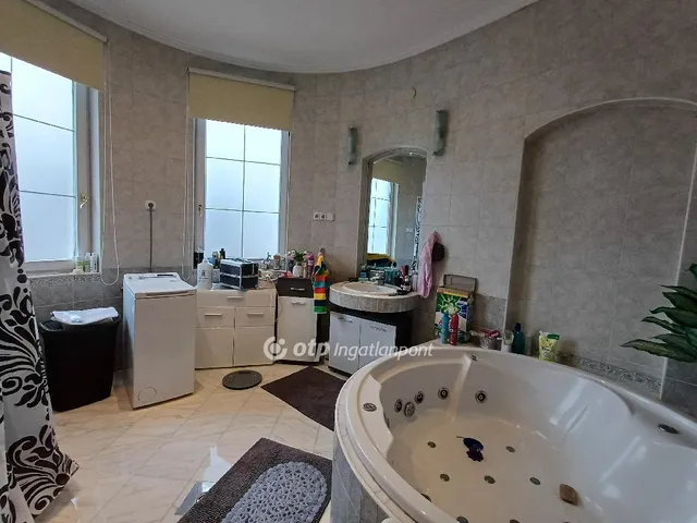 Eladó ház Budapest XVI. kerület, Árpádföld 460 nm