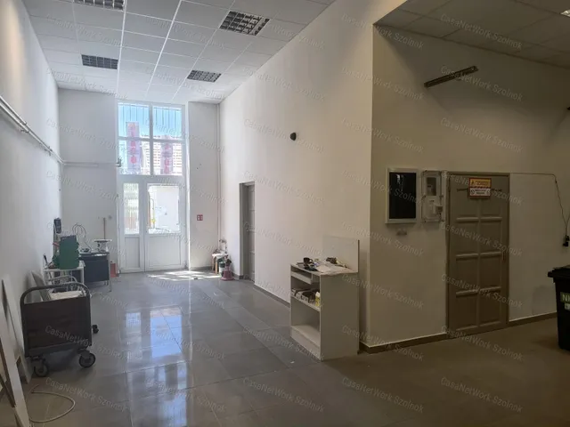 Eladó kereskedelmi és ipari ingatlan Szolnok 114 nm