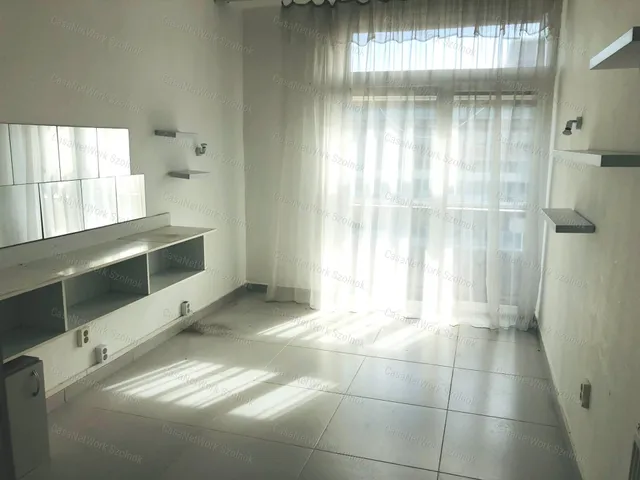 Kiadó kereskedelmi és ipari ingatlan Szolnok 17 nm
