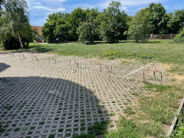 Eladó garázs Törökszentmiklós 542 nm