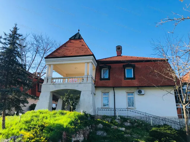 Kiadó ház Szolnok 277 nm