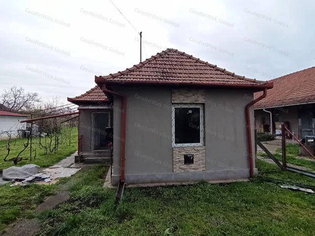 Eladó ház Újszász 32 nm