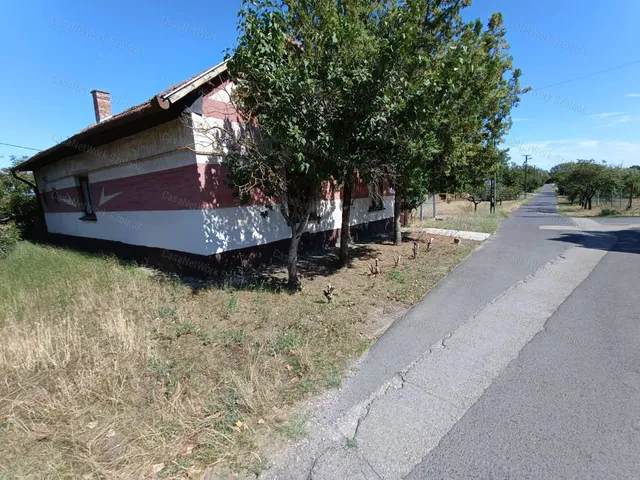 Eladó ház Tiszajenő 76 nm