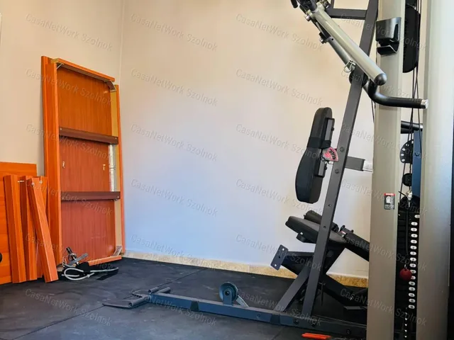 Eladó kereskedelmi és ipari ingatlan Szolnok 9 nm