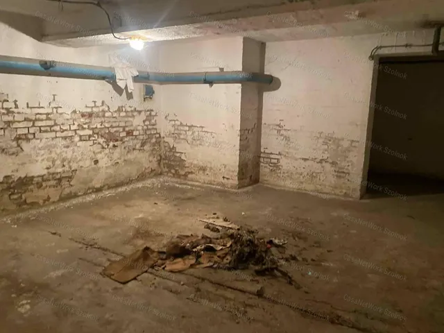 Eladó kereskedelmi és ipari ingatlan Szolnok 93 nm