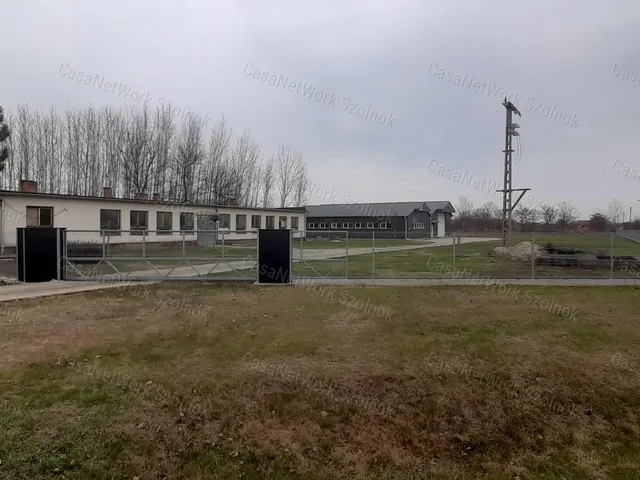 Kiadó kereskedelmi és ipari ingatlan Vezseny 475 nm