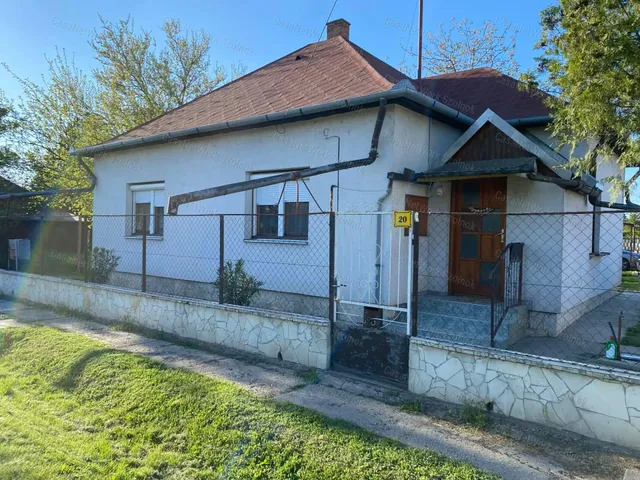 Eladó ház Tiszaföldvár 76 nm