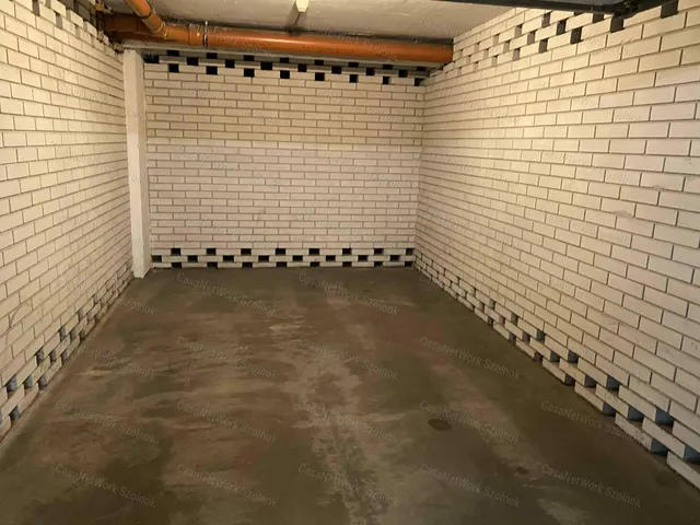 Kiadó garázs Szolnok 15 nm