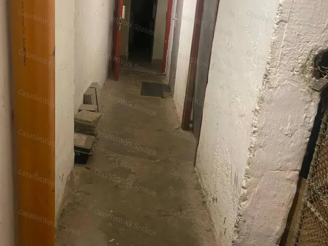 Eladó kereskedelmi és ipari ingatlan Szolnok 9 nm