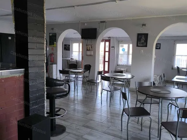 Eladó kereskedelmi és ipari ingatlan Tiszaföldvár 240 nm