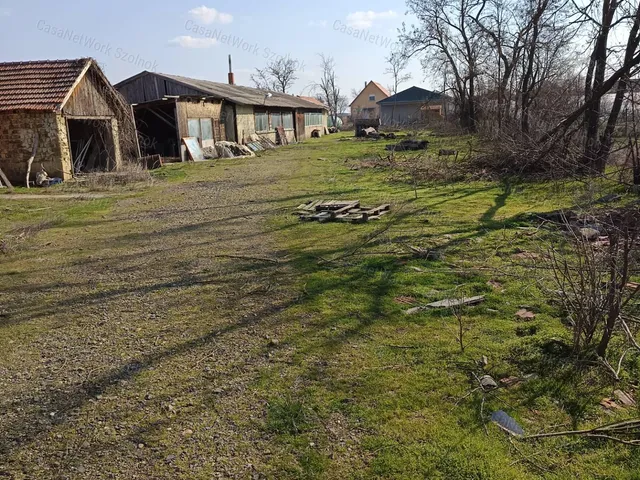 Eladó kereskedelmi és ipari ingatlan Szajol 360 nm