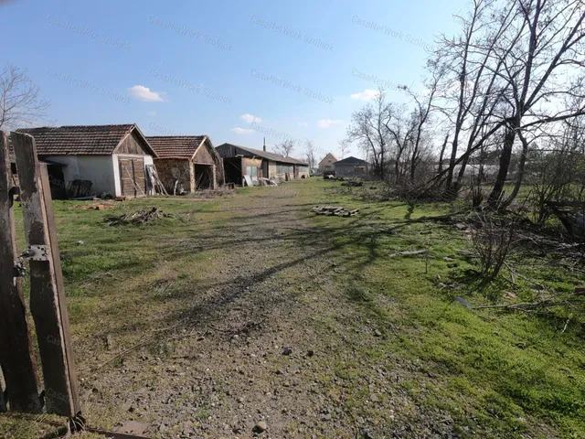 Eladó kereskedelmi és ipari ingatlan Szajol 360 nm