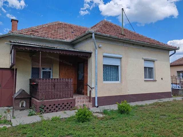 Eladó ház Tiszajenő 70 nm