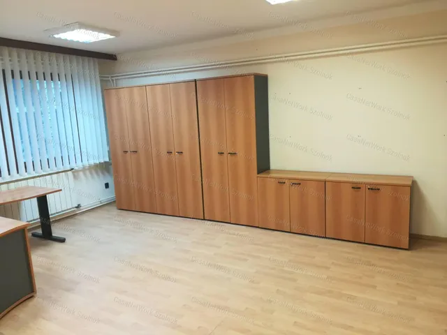 Eladó kereskedelmi és ipari ingatlan Szolnok 212 nm
