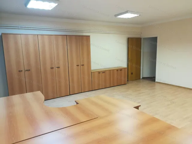 Eladó kereskedelmi és ipari ingatlan Szolnok 212 nm