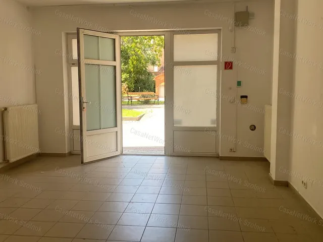 Kiadó kereskedelmi és ipari ingatlan Szolnok 30 nm