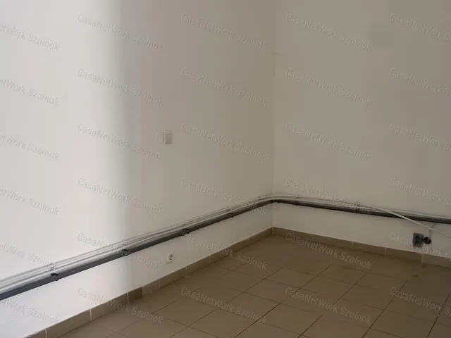 Kiadó kereskedelmi és ipari ingatlan Szolnok 30 nm