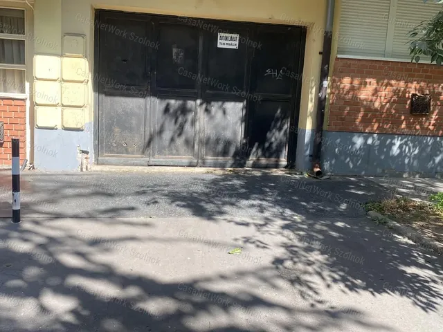 Eladó garázs Szolnok 18 nm
