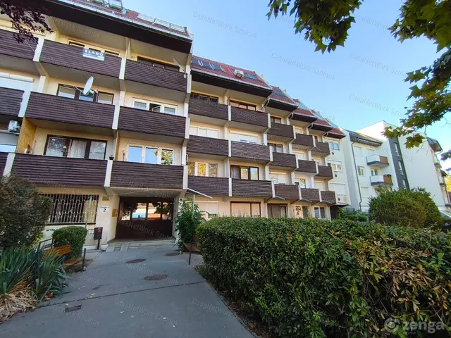 Eladó kereskedelmi és ipari ingatlan Szolnok 30 nm
