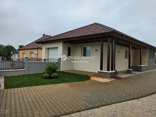 Eladó ház Pér 141 nm