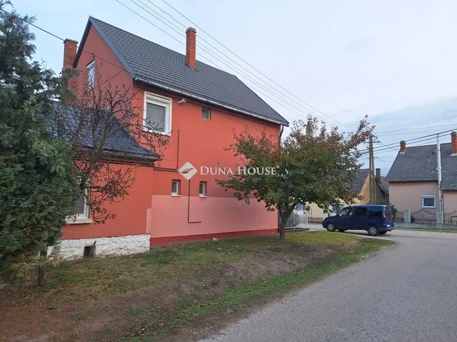 Eladó ház Ászár 196 nm