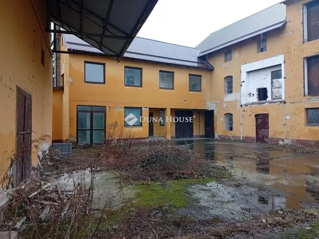 Eladó kereskedelmi és ipari ingatlan Környe 720 nm