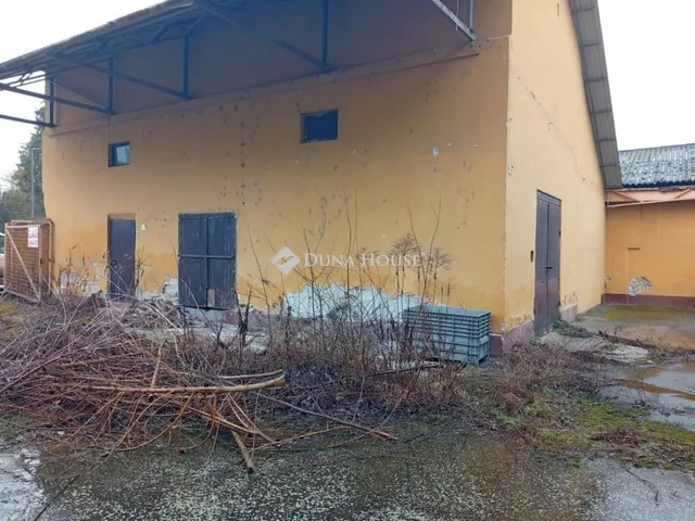 Eladó kereskedelmi és ipari ingatlan Környe 720 nm