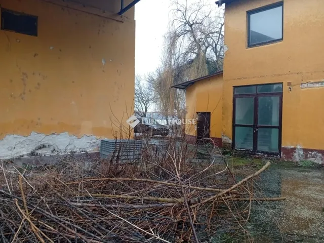 Eladó kereskedelmi és ipari ingatlan Környe 720 nm