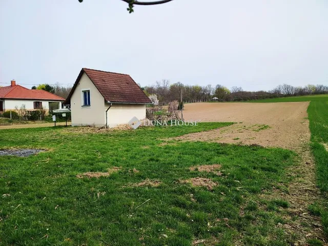 Eladó telek Pannonhalma 7930 nm