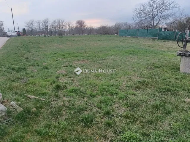 Eladó telek Vérteskethely 1756 nm