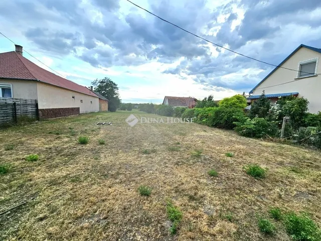 Eladó telek Pér 1725 nm