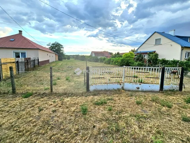 Eladó telek Pér 1725 nm