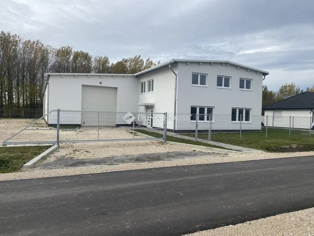 Kiadó kereskedelmi és ipari ingatlan Kóny 728 nm