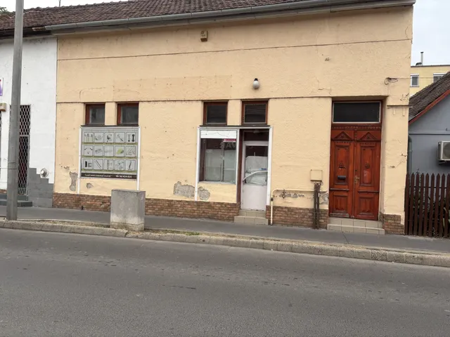Eladó kereskedelmi és ipari ingatlan Szolnok 74 nm