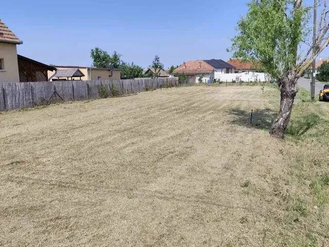 Eladó telek Besenyszög 630 nm