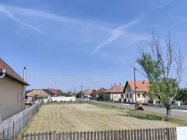 Eladó telek Besenyszög 630 nm
