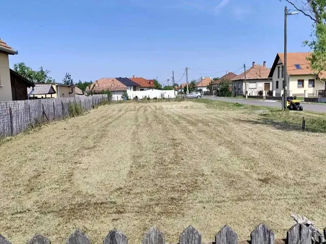 Eladó telek Besenyszög 630 nm