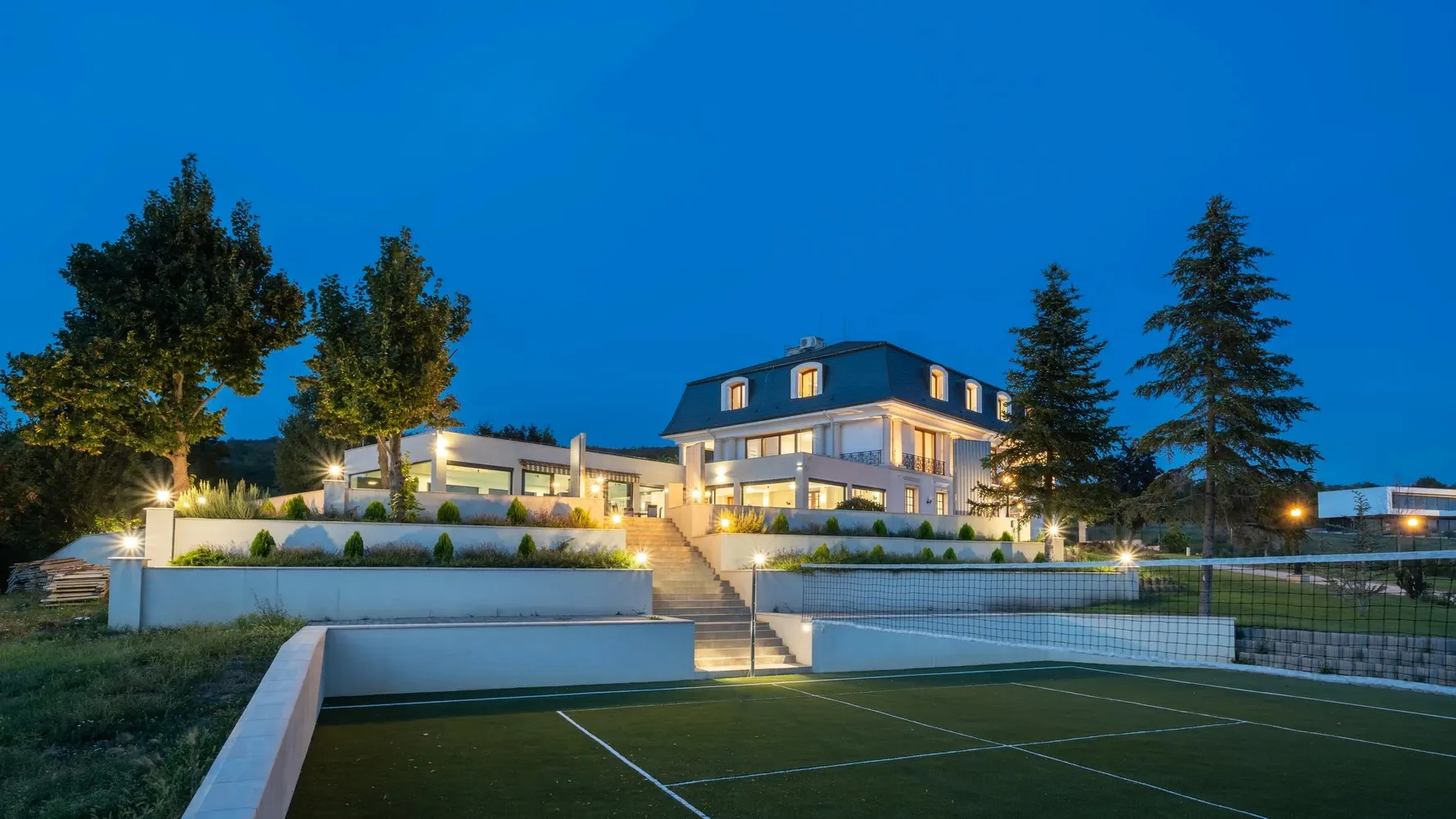 Eladóvá vált A Nagy Ő luxusvillája, Stohl Andrásnak szerencsét hozott a forgatási helyszín.