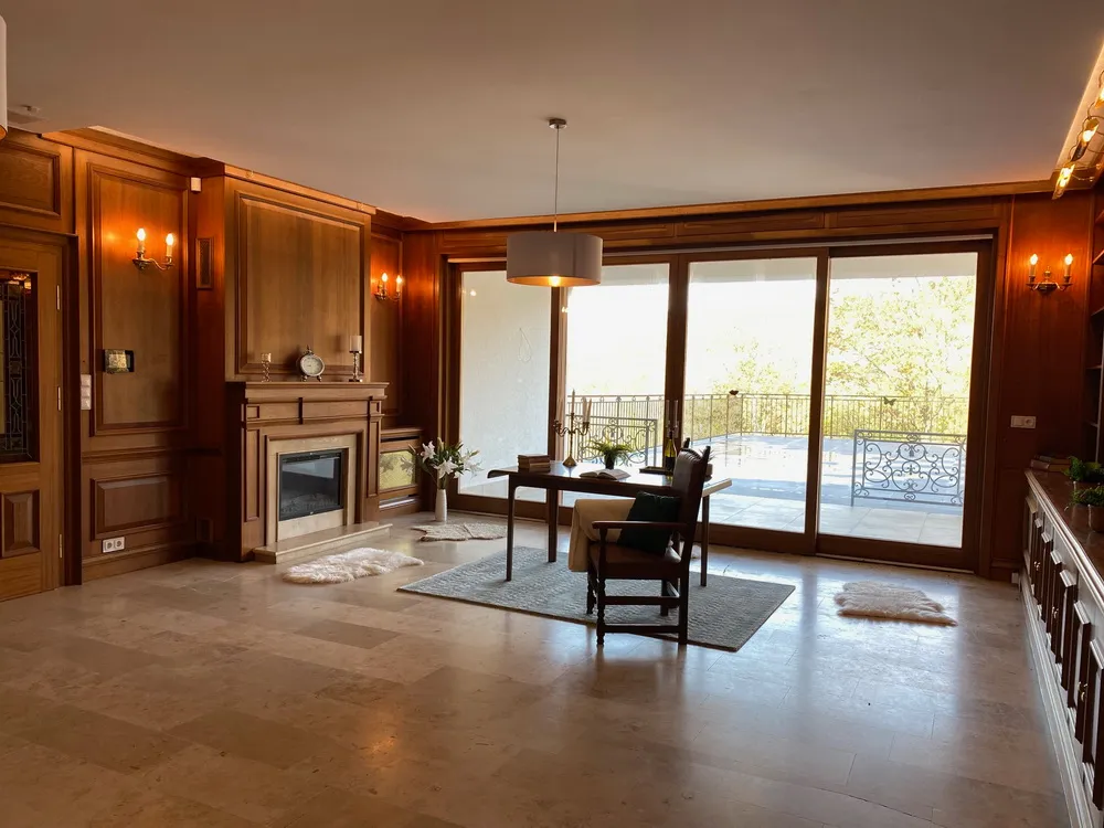 A budajenői villa elegáns luxust biztosít az érdeklődők számára.