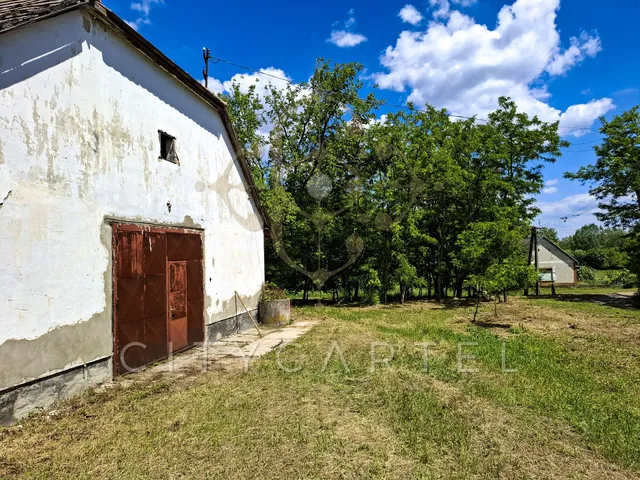 Eladó kereskedelmi és ipari ingatlan Bölcske 400 nm
