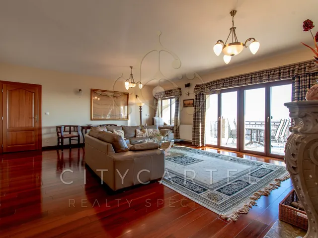 Kiadó ház Budapest XII. kerület, Mártonhegy 300 nm