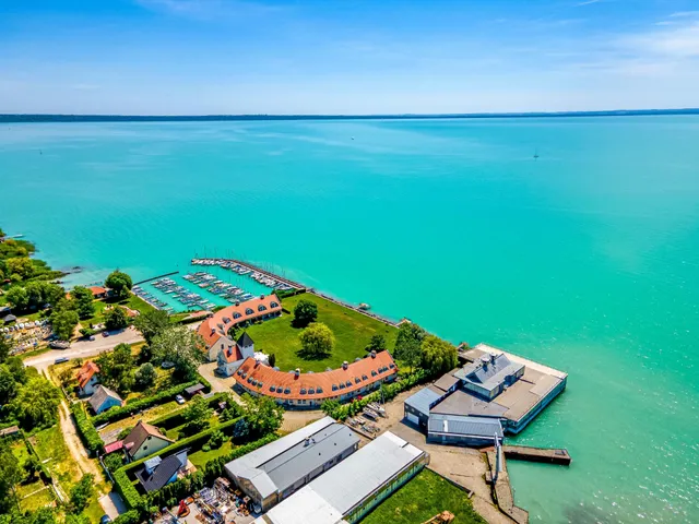 Eladó lakás Balatonkenese 138 nm