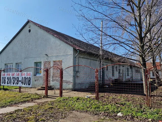 Eladó kereskedelmi és ipari ingatlan Cegléd 632 nm